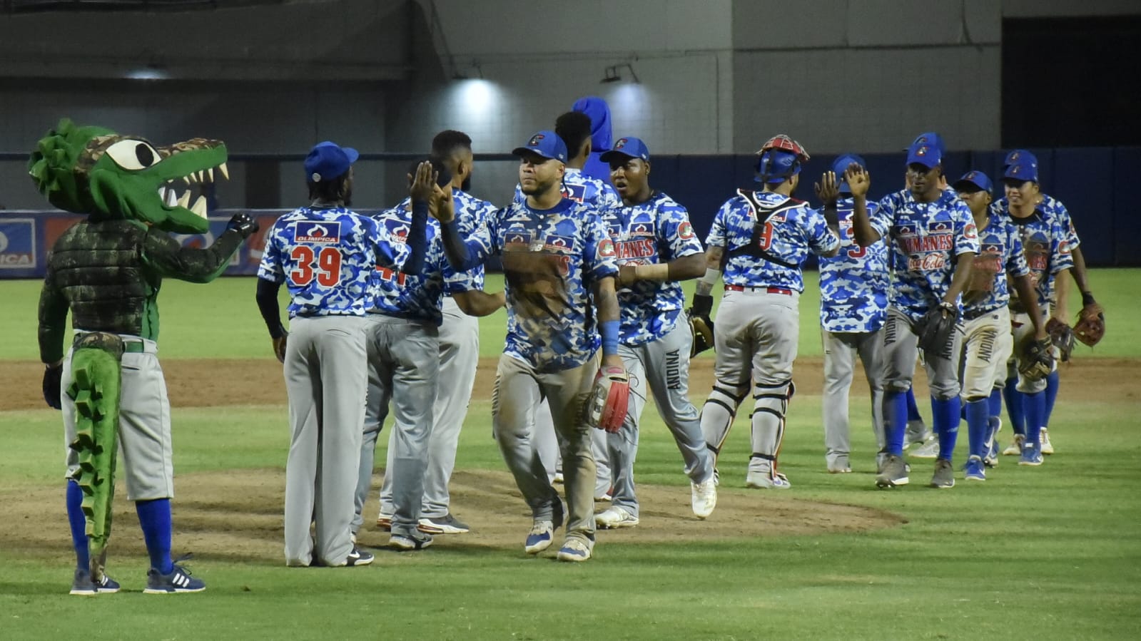 Caimanes celebran tras el triunfo.