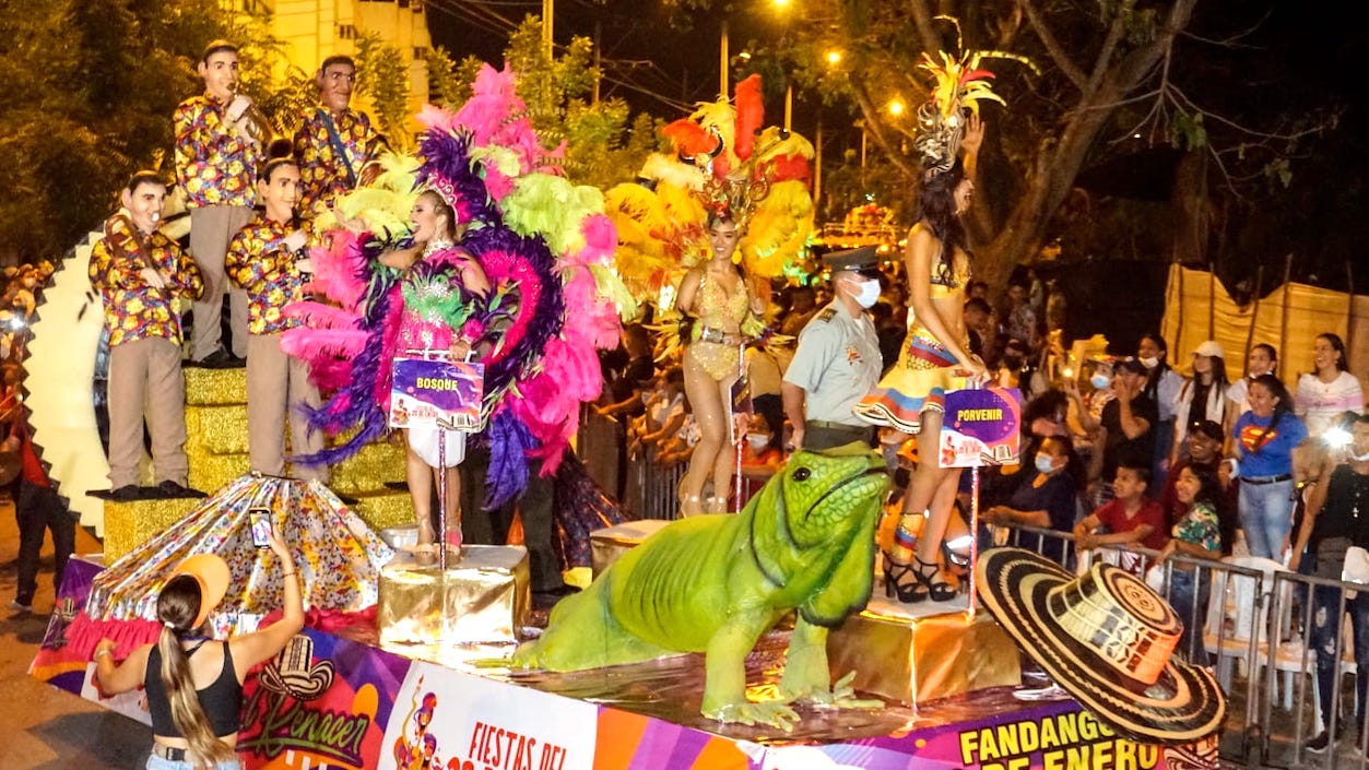 Las candidatas de los barrios Porvenir y Bosque, durante el desfile.
