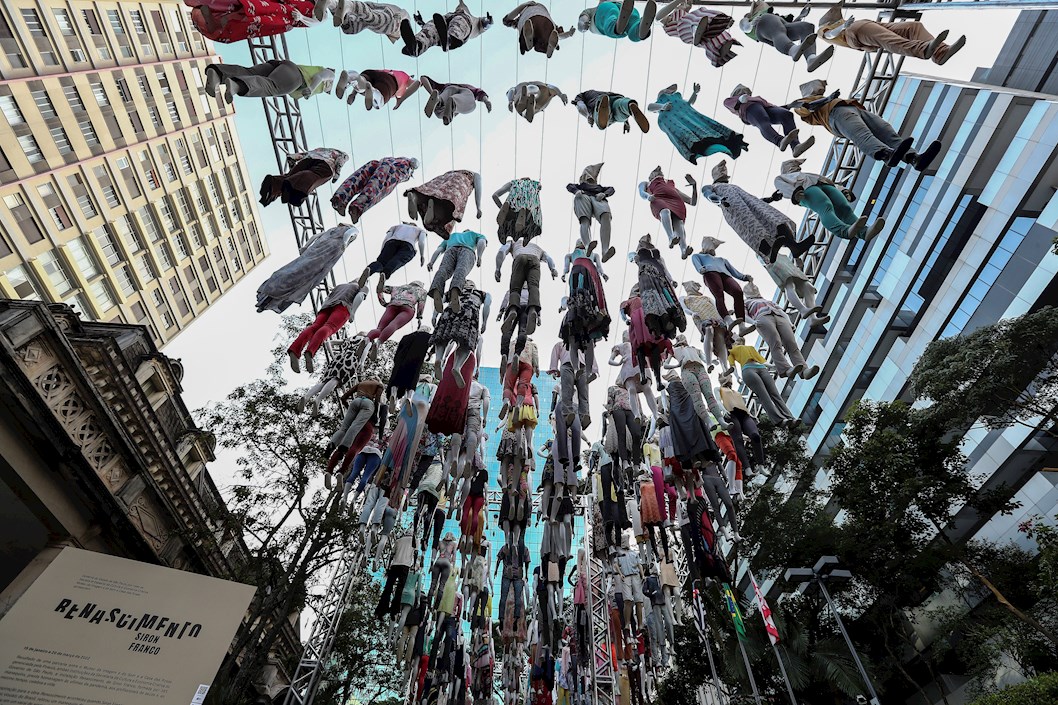 Varias personas caminan junto a la instalación Renasciniento, del artista brasileño Siron Franco, creada en honor a las víctimas de la pandemia y profesionales de la salud en Sao Paulo.