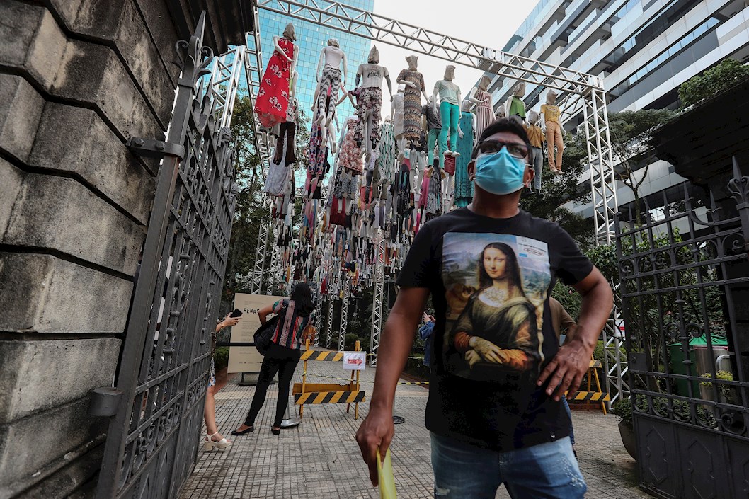 Muestra de 365 maniquíes de diferentes tamaños y ataviados con ropas de colores, suspendidos por cables a 6 metros del suelo expuestos en el jardín del Museo Casa das Rosas que abrirá al público mañana y permanecerá hasta el 20 marzo.