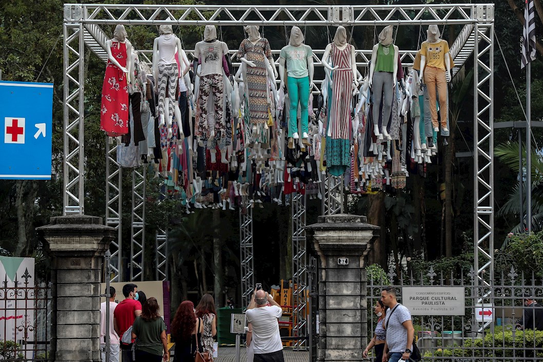 El montaje, titulado “Renacimiento” y obra de Siron Franco, ha quedado instalado desde este fin de semana en la "Casa das Rosas", uno de los principales centros culturales de Sao Paulo, en la emblemática avenida Paulista.