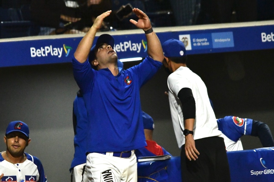 José Mosquera Crissón agradece el cielo tras el vital triunfo.