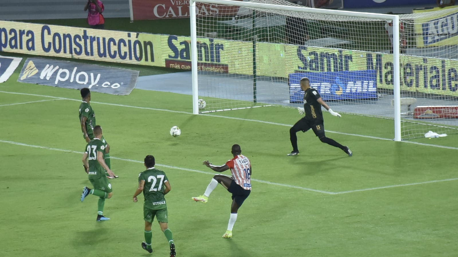 Edwuin Cetré desperdiciando una jugada de gol.