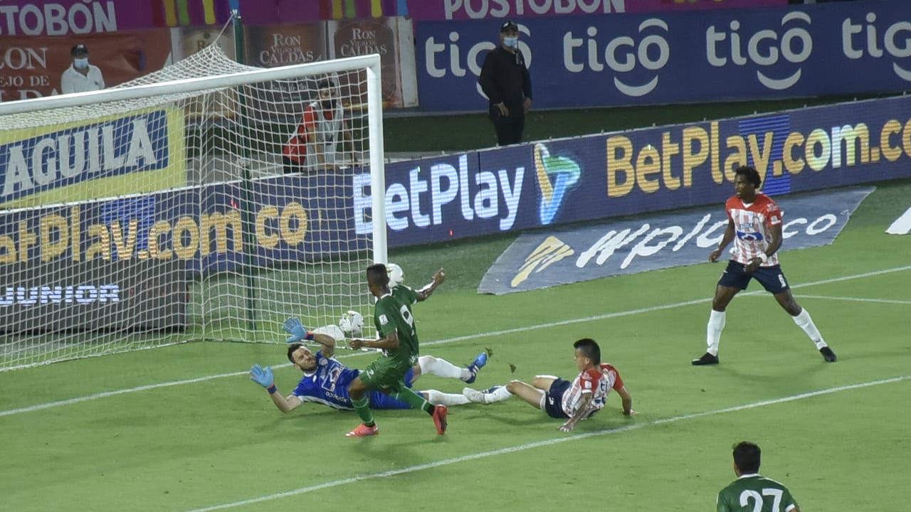 Edward Bolaños anotando el gol de Patriotas Boyacá.