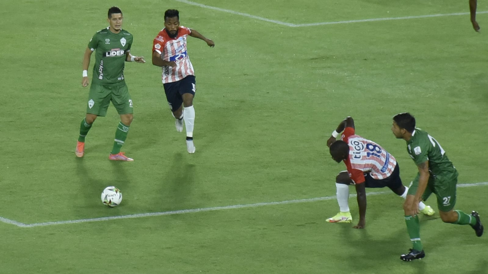 'Cariaco' González y Edwuin Cetré enfrentando la defensa visitante.