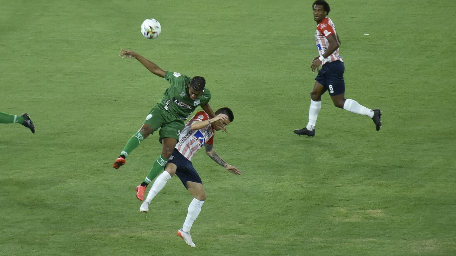 Walmer Pacheco neutralizando una llegada visitante.