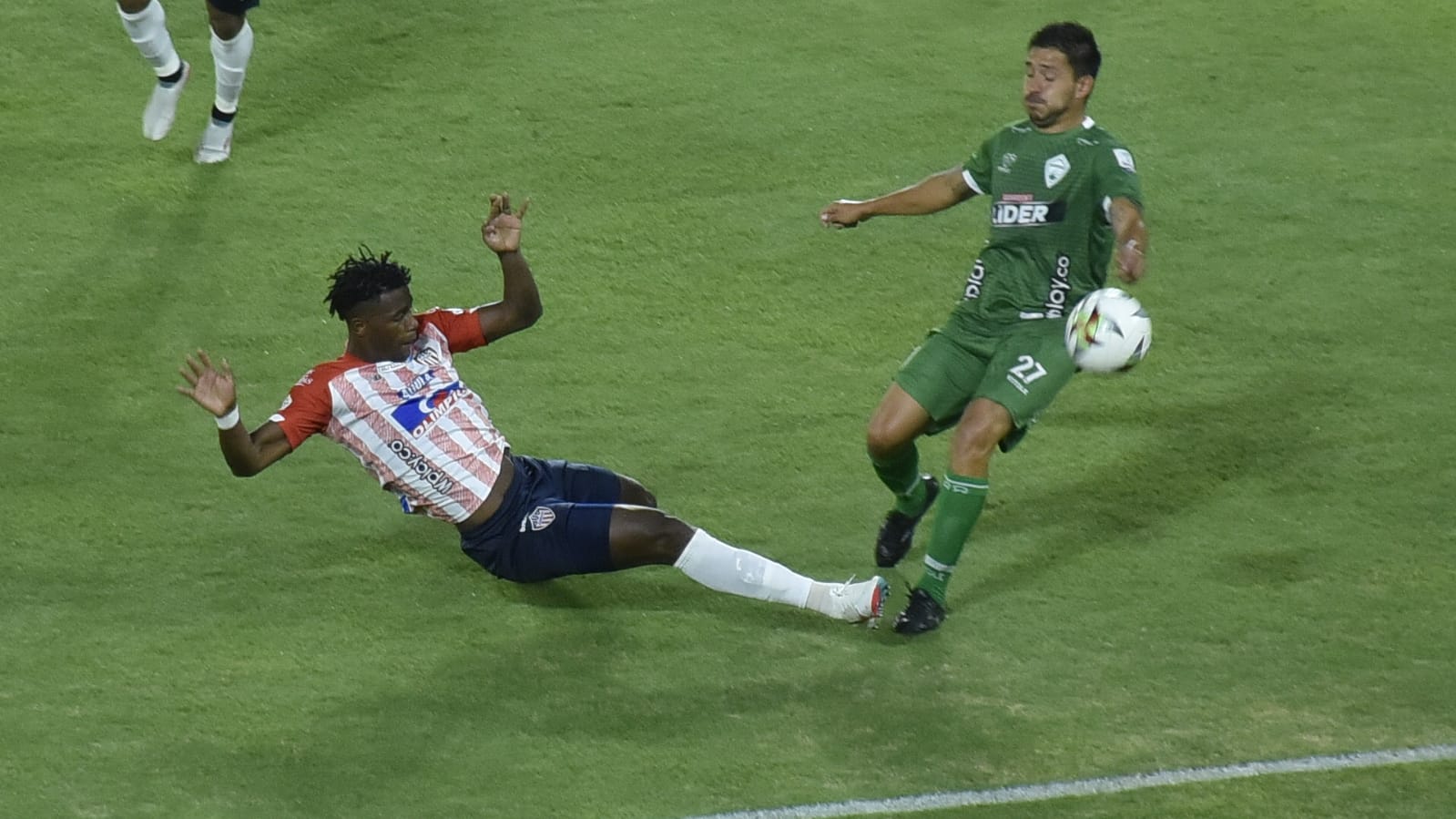 Dany Rosero neutralizando una llegada visitante.