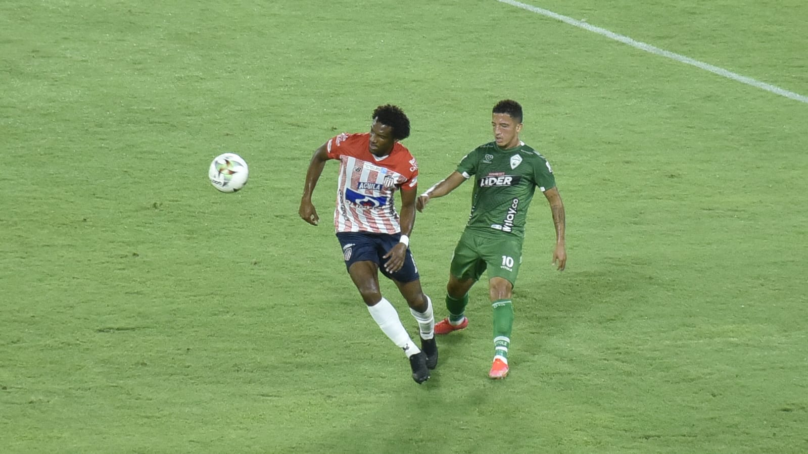 Didier Moreno frenando una llegada de Ángel Orelien.