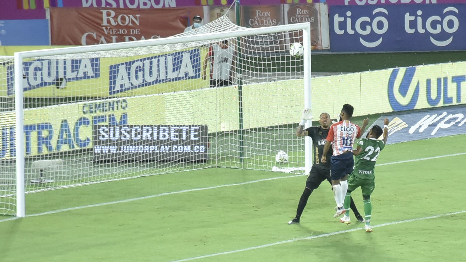 Momento preciso del tercer gol de los locales.