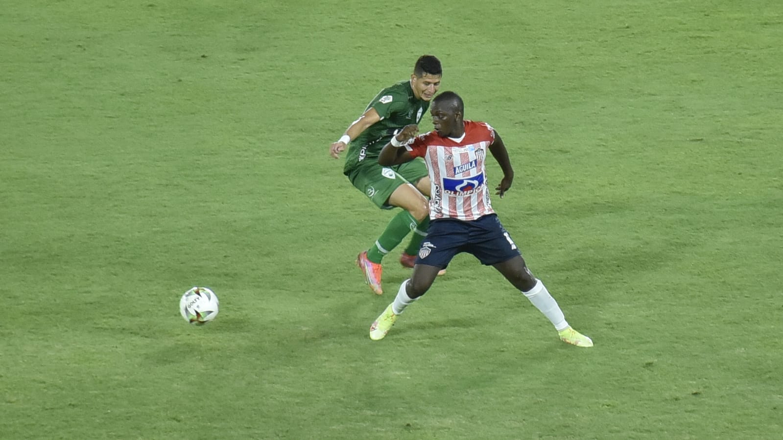 Edwuin Cetré enfrentando a los rivales.