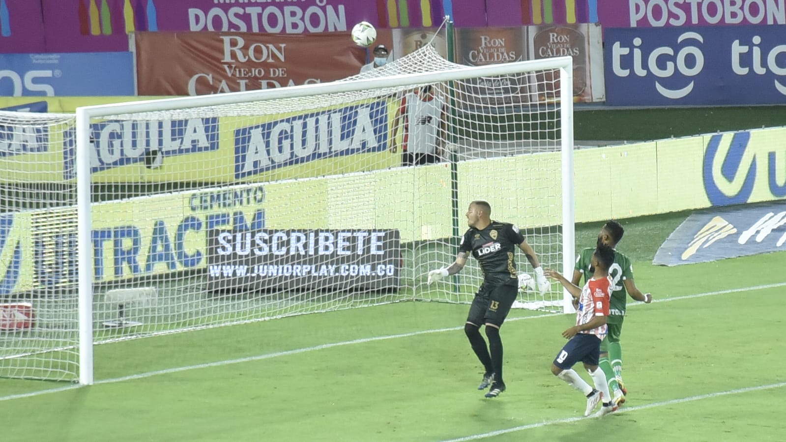 Luis 'Cariaco' González esperando para rematar el tercero.