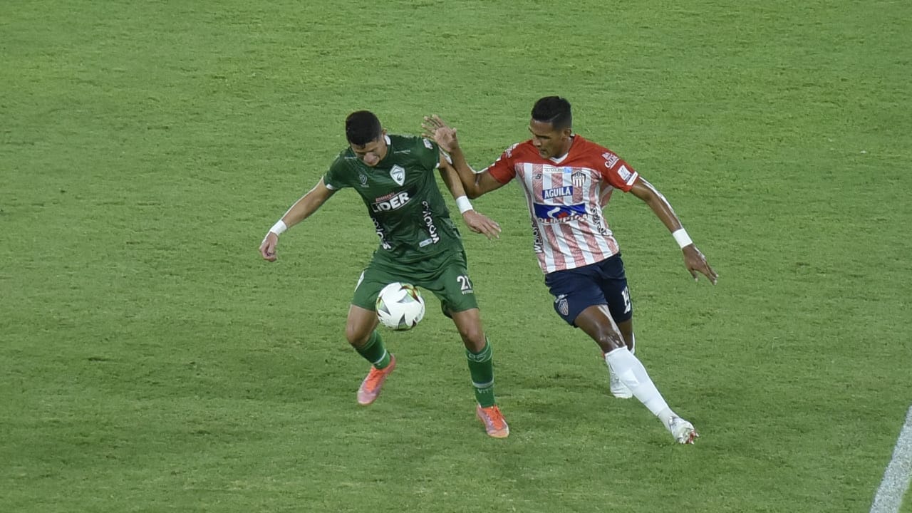 Los 'tiburones' frenando las acciones ofensivas de los visitantes.