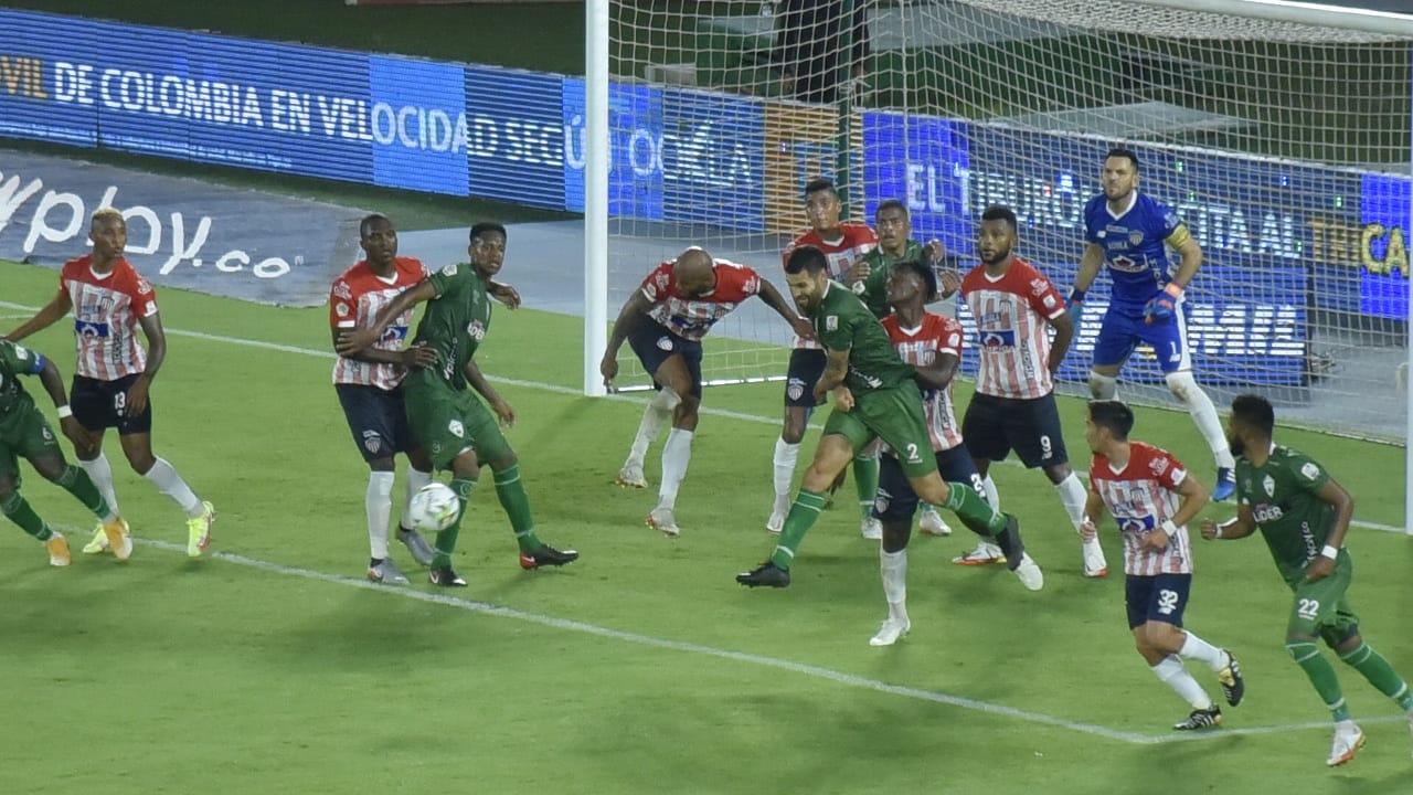 Jugada de peligro en el arco de Sebastián Viera.