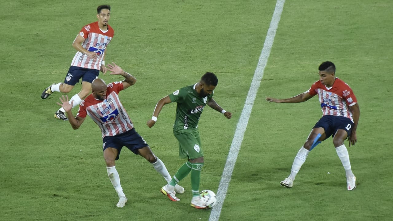 El 'fortin' juniorista neutralizando a los rivales.
