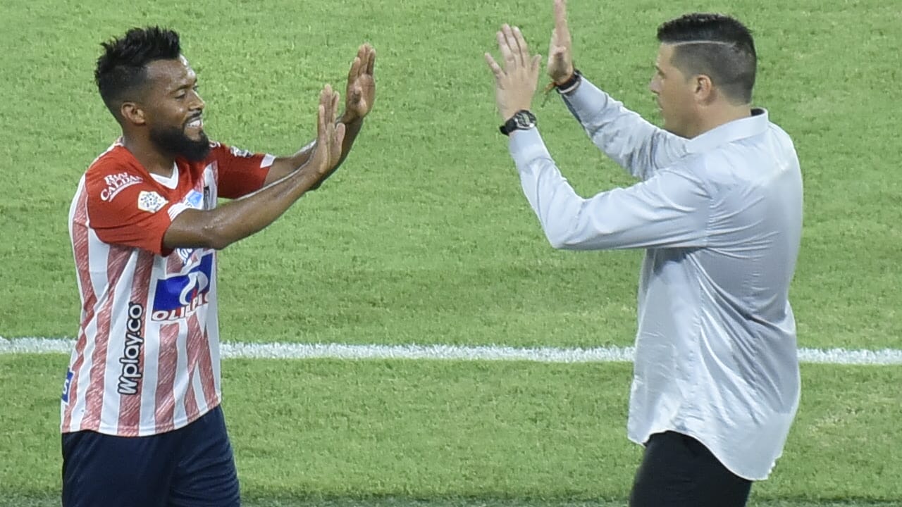 Luis 'Cariaco' González celebrando con el DT.