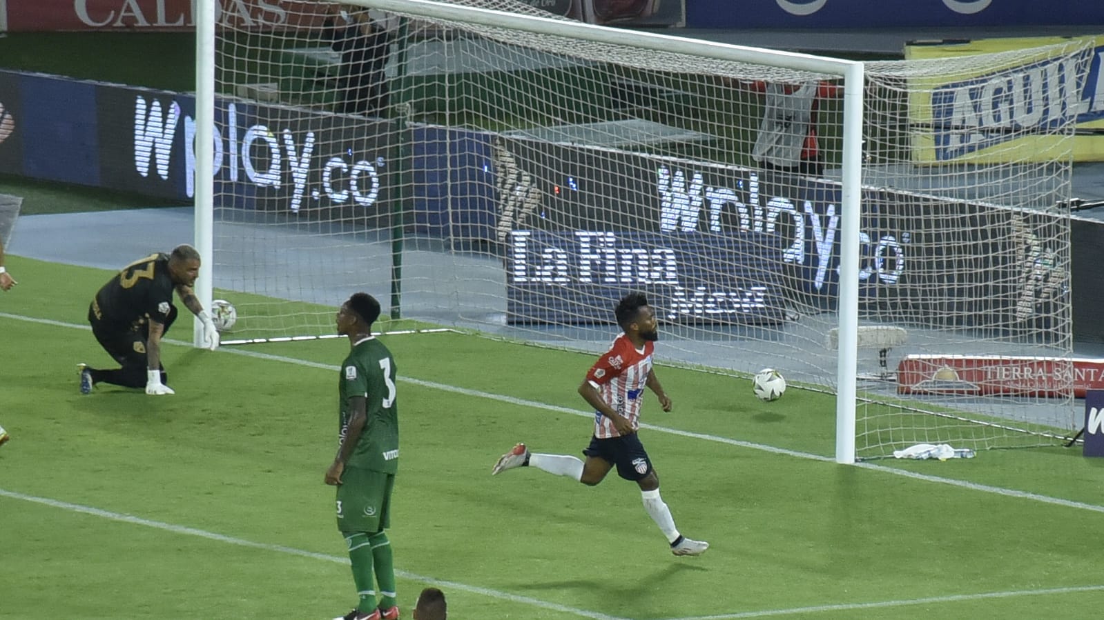 'Cariaco' González celebrando el empate juniorista.
