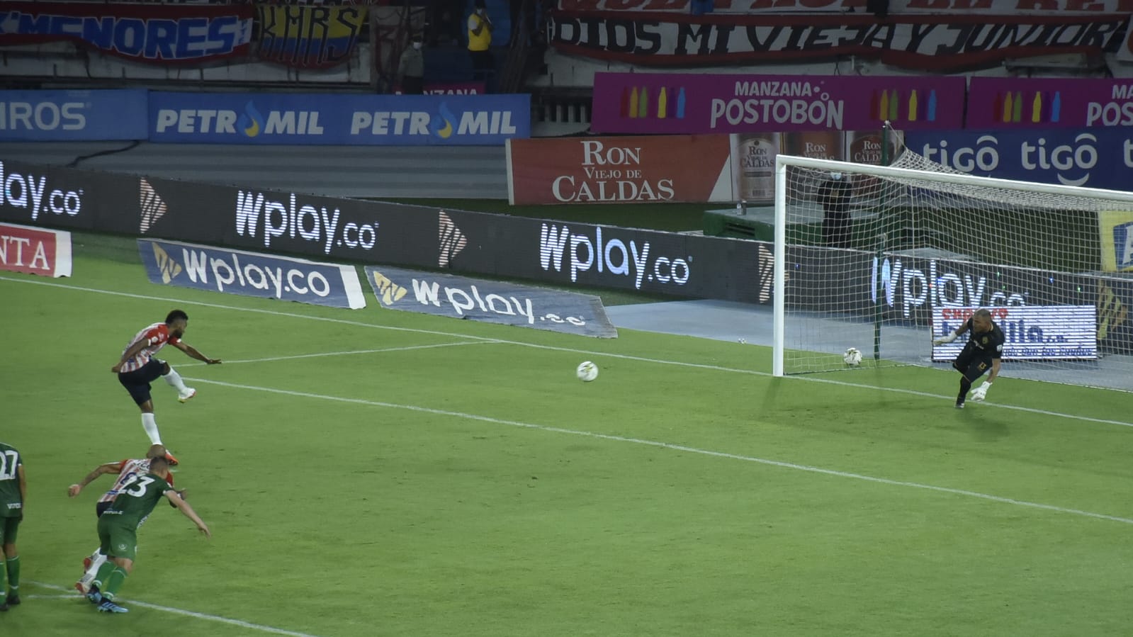 Impecable ejecución de Miguel Ángel Borja para el 2-1-