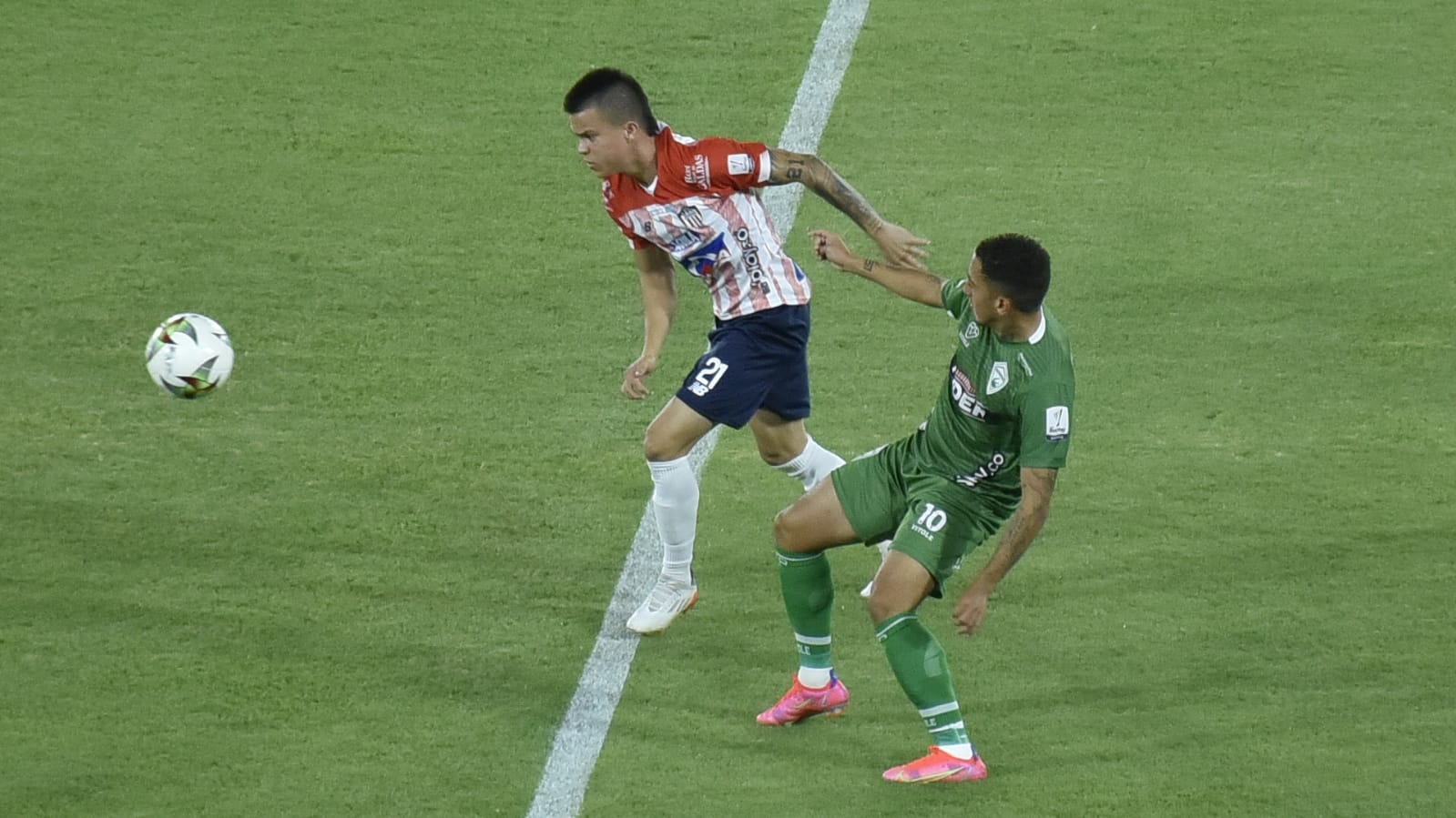 Walmer Pacheco despejando la llegada de Ángel Orelien.