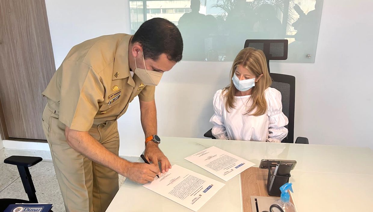 El Capitán de Puerto, CN Jesús Zambrano Pinzón, firmando la concesión.