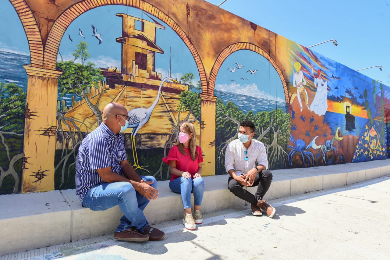 Gobernadora con Ubaldo Mendoza y Wilson Charris, dos de los artistas que participaron en el macromural.