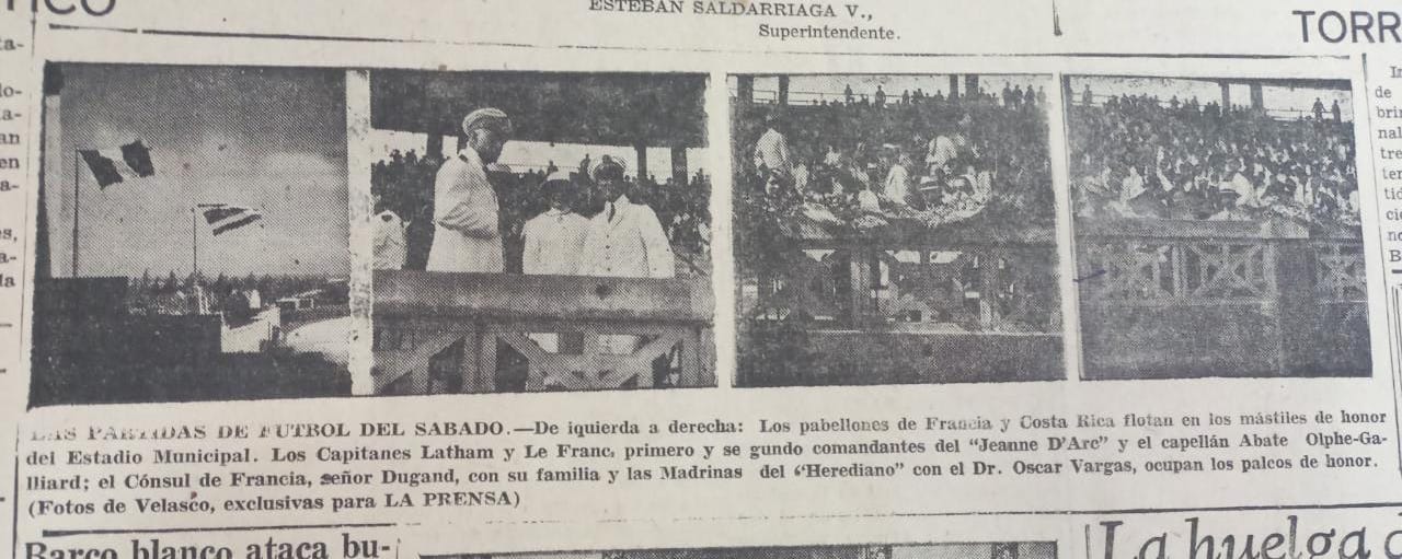 La Reina, las Princesas, los visitantes extranjeros en esa tarde de.Sábado de Catmaval, en medio de los partidos de fútbol antes de salir a La Batalla de Flores.