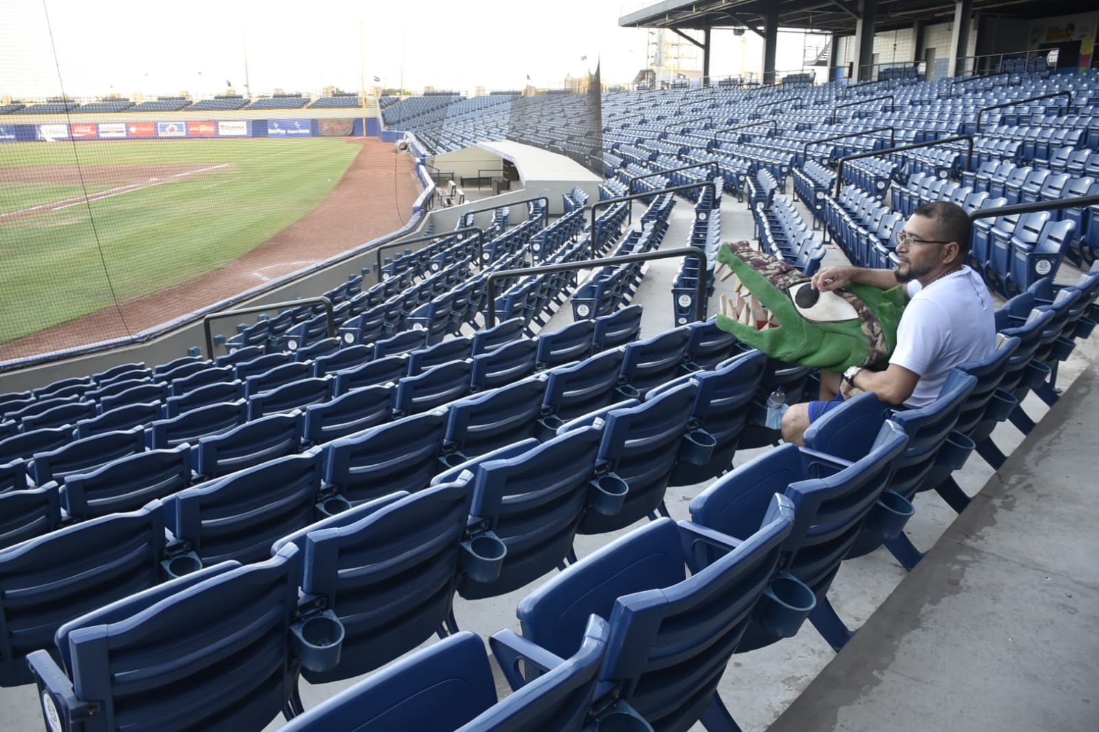 Willy contempla el estadio Édgar Rentería. 