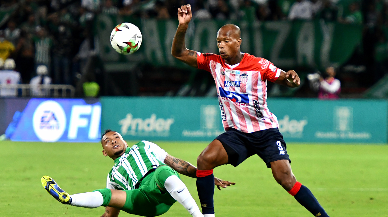 El lateral Edwin Velasco controlando la llegada de Jarlan Barrera.