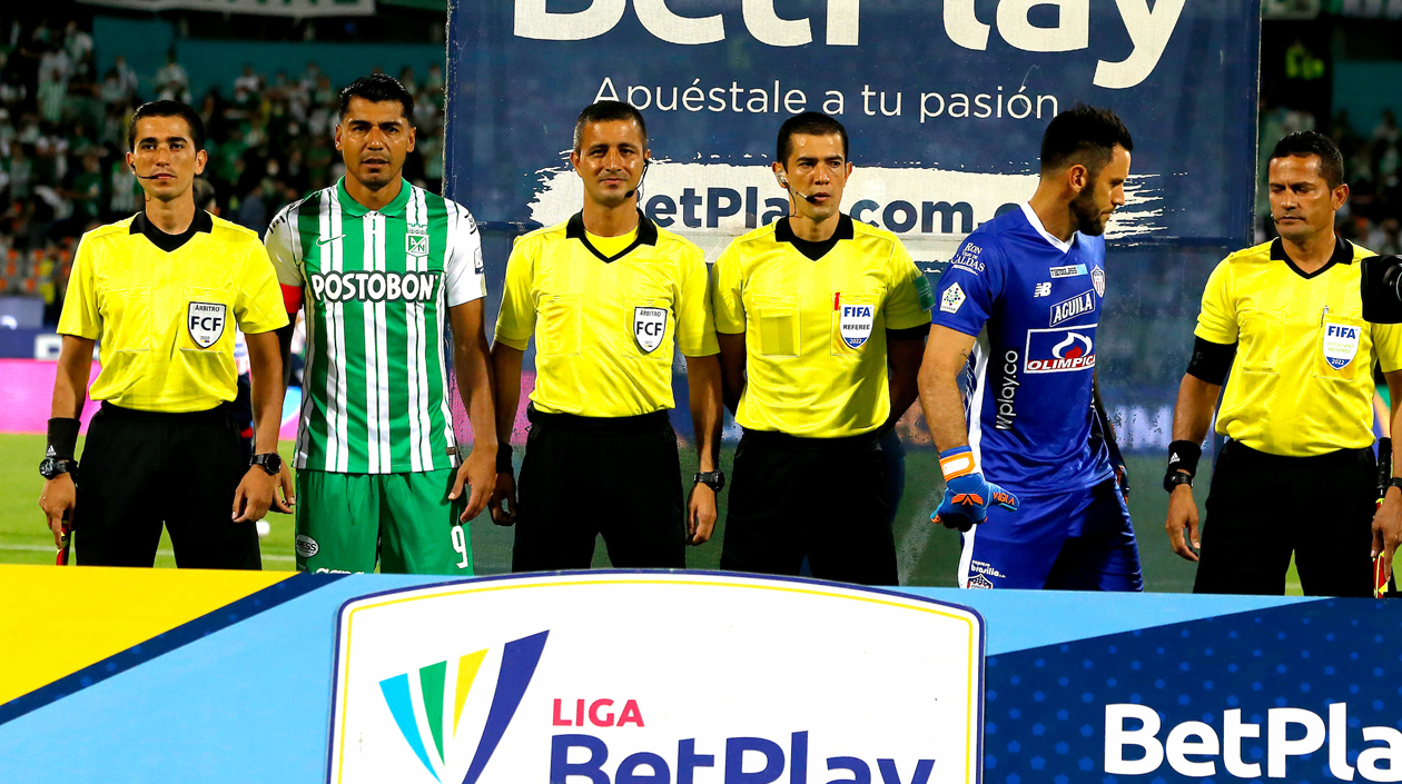 La foto que sí sale. Los capitanes con el cuerteto arbitral.