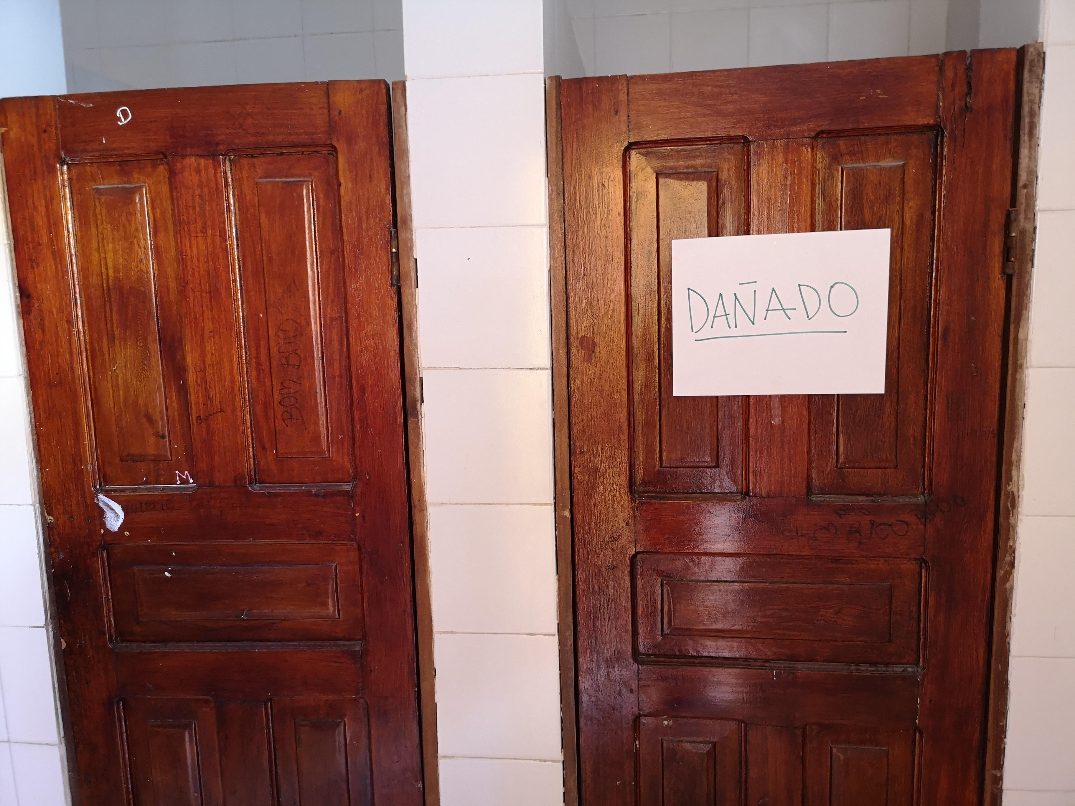 Baños sin terminar en el colegio La Central.