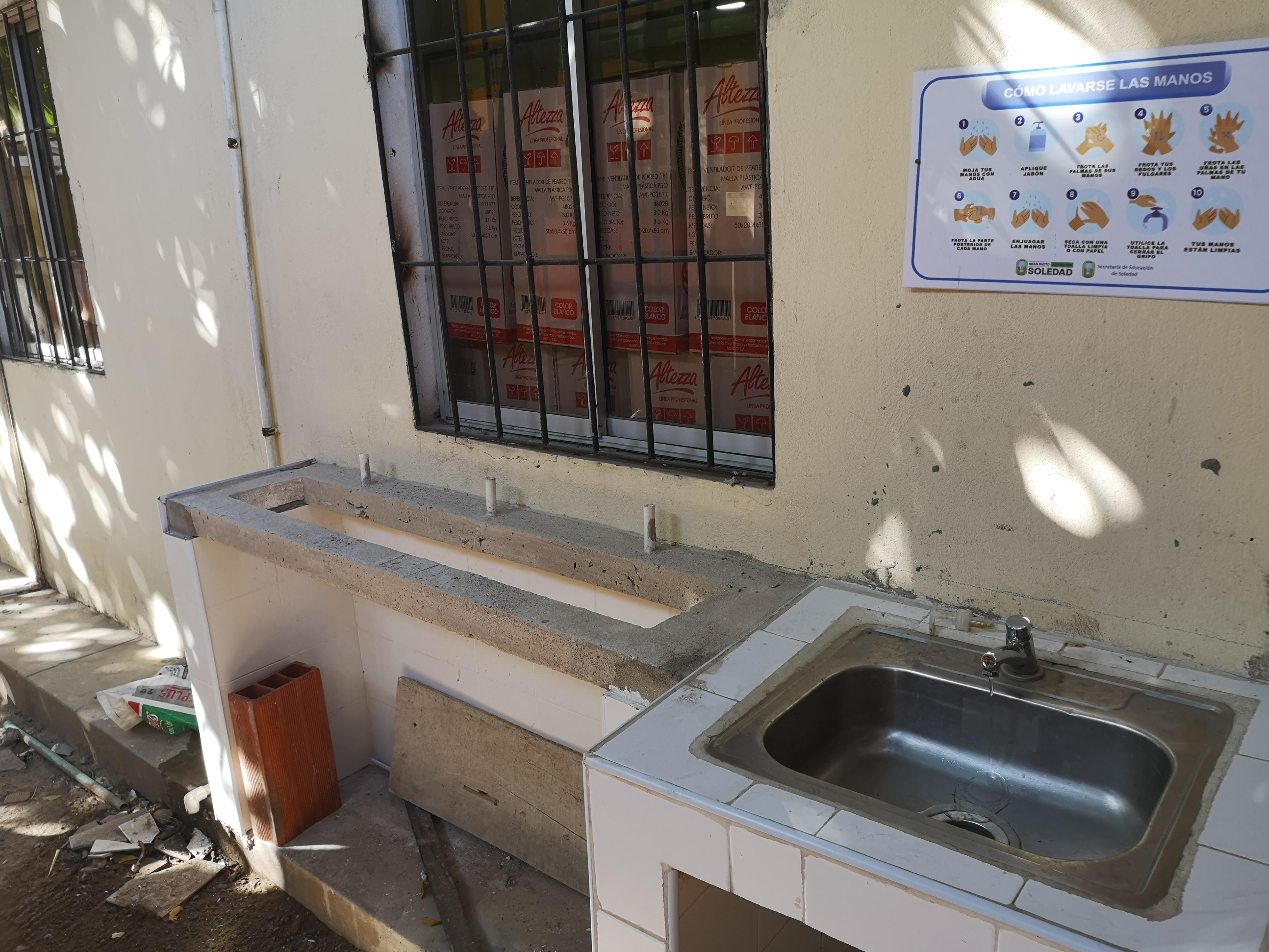 Baterías sanitarias sin terminar y sanitarios dañados en el colegio Santander.