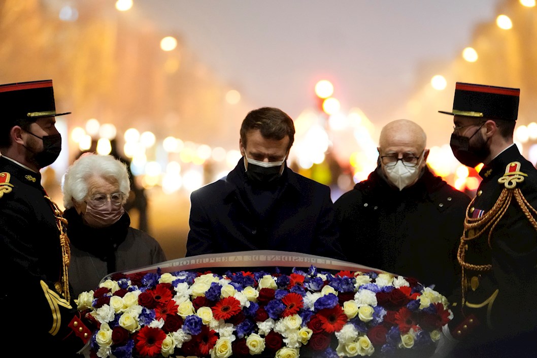 El presidente de Francia, Emmanuel Macron, en la Tumba del Soldado Desconocido bajo el Arco del Triunfo para conmemorar el Día Internacional del Recuerdo del Holocausto, en París. Los sobrevivientes del Holocausto y los políticos advirtieron sobre el resurgimiento del antisemitismo y la negación del Holocausto.