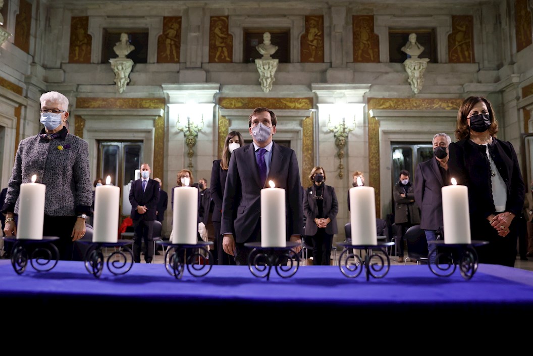 El alcalde de Madrid, José Luis Martínez Almeida (c), Rodica Radian-Gordon (i), embajadora de Israel en España y Andorra, y la nueva Presidenta de la Comunidad Judía de Madrid, Estrella Bengio (d), durante el acto del Día Internacional de Conmemoración del Holocausto, este miércoles en Madrid. 