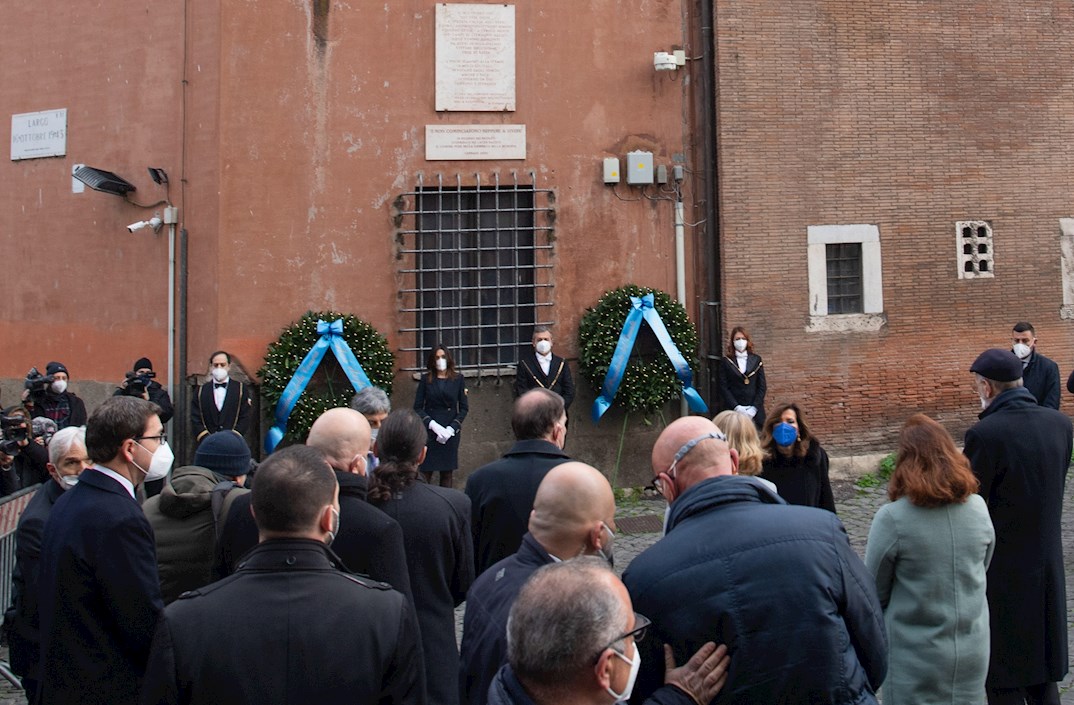 El presidente de la Cámara de Diputados de Italia, Roberto Fico, y la presidenta del Senado, Maria Elisabetta Casellati, durante una ceremonia de ofrenda floral para conmemorar el Día Internacional del Recuerdo del Holocausto, en Roma, Italia, el 27 de enero de 2022. El Día Internacional del Recuerdo del Holocausto, celebrado el 27 Enero marca el aniversario de la liberación del antiguo campo de concentración y exterminio alemán nazi Auschwitz-Birkenau. (Italia, Roma) 