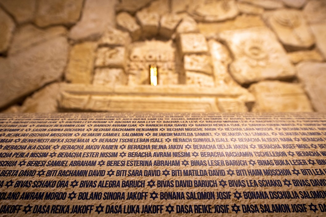 El 10 de marzo de 2011 se inauguró en una ceremonia un Centro Conmemorativo del Holocausto en honor a los 7.148 judíos de Macedonia que fueron asesinados en el campo de concentración nazi de Treblinka en marzo de 1943.