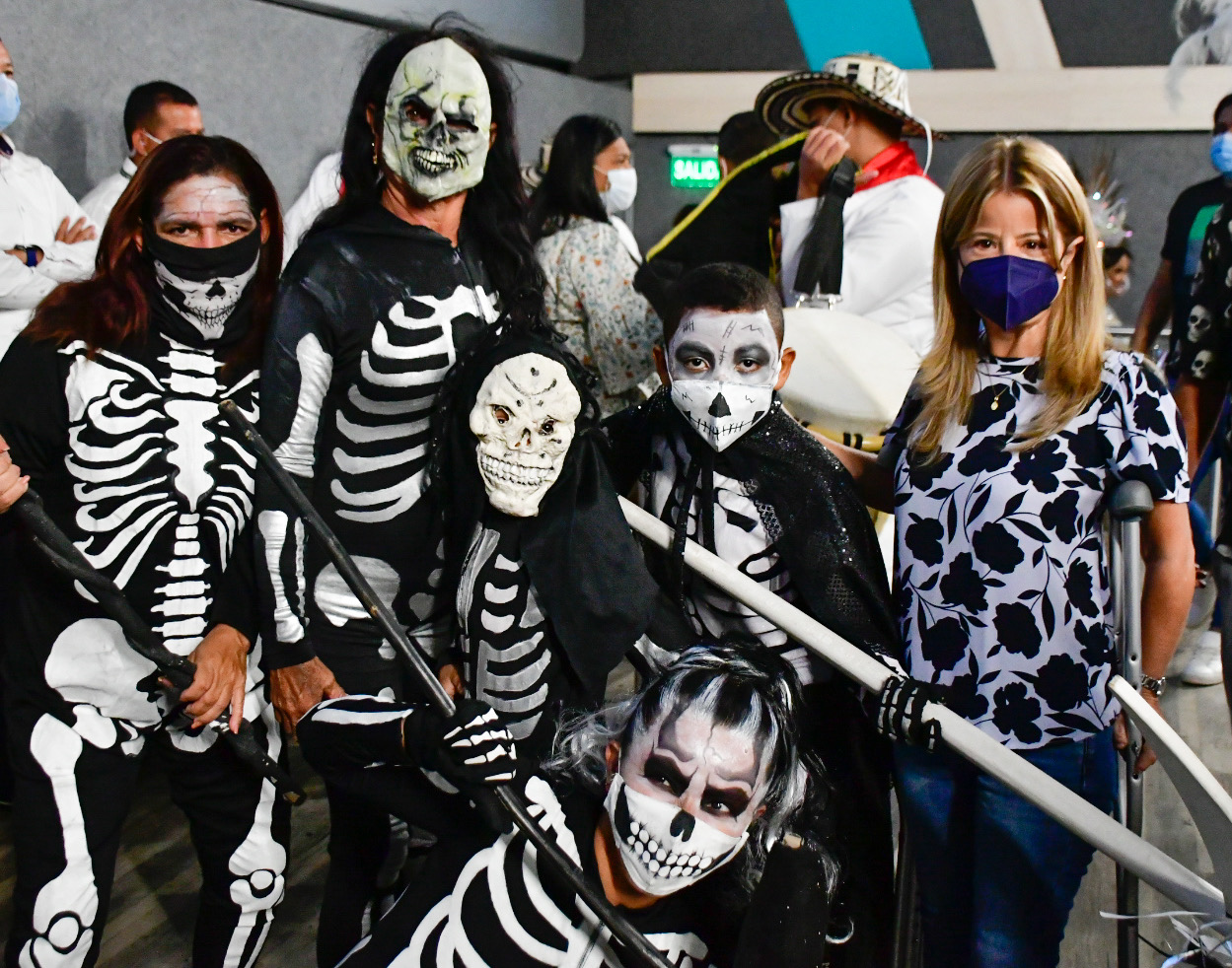 La gobernadora Elsa Noguera, con un grupo de bailarines durante del ceremonial de la muerte.