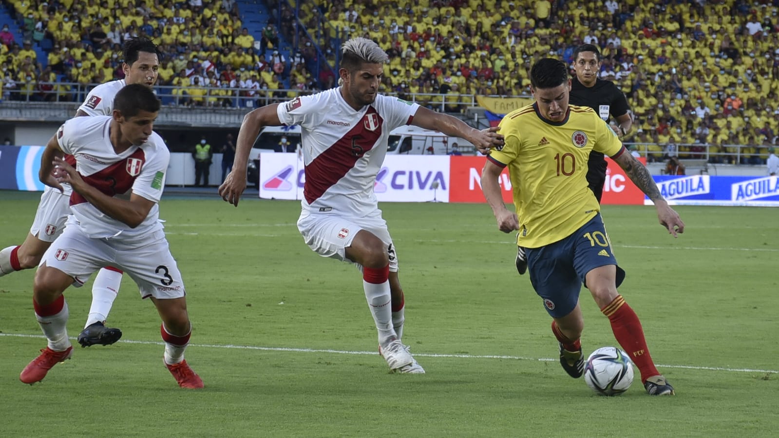 James Rodríguez, de Colombia, en una jugada en el partido ante Perú.