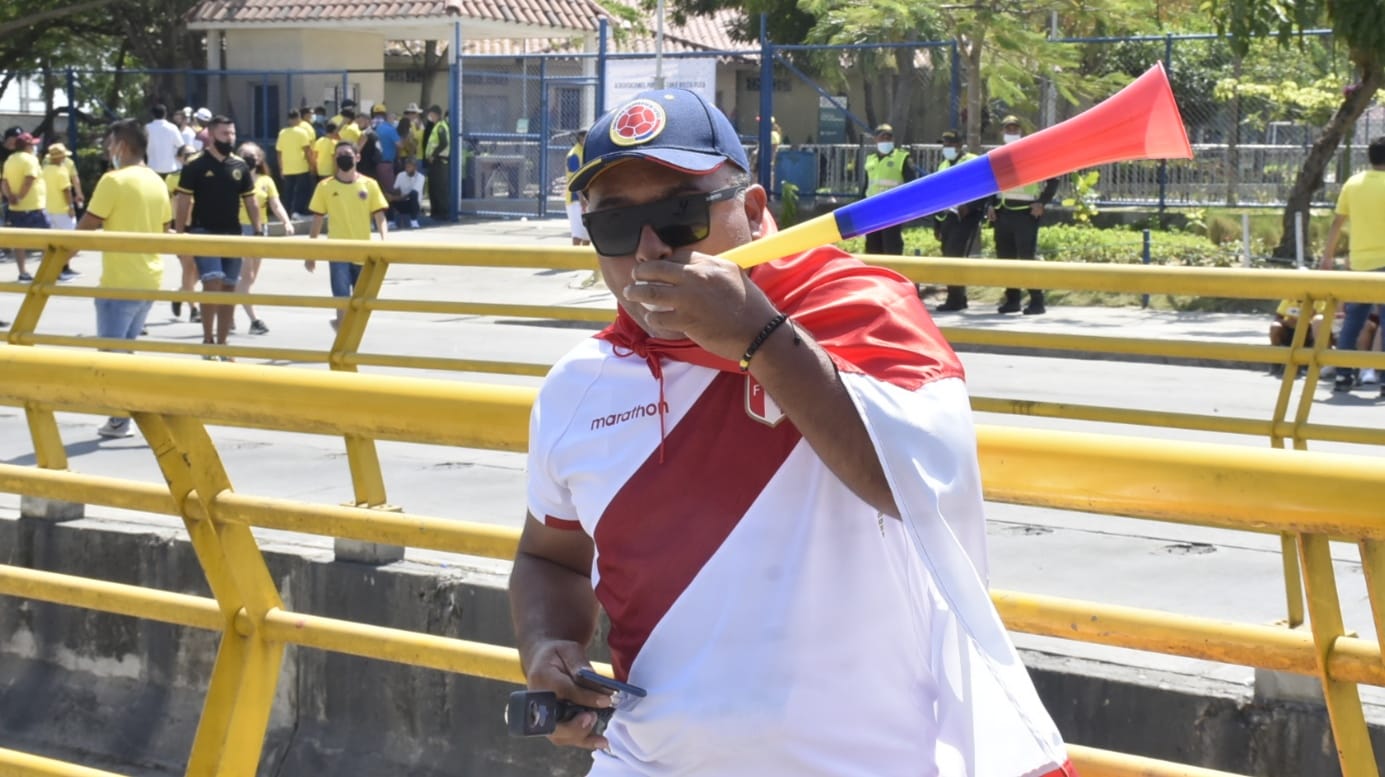 Un hincha de Perú con la gorra colombiana.