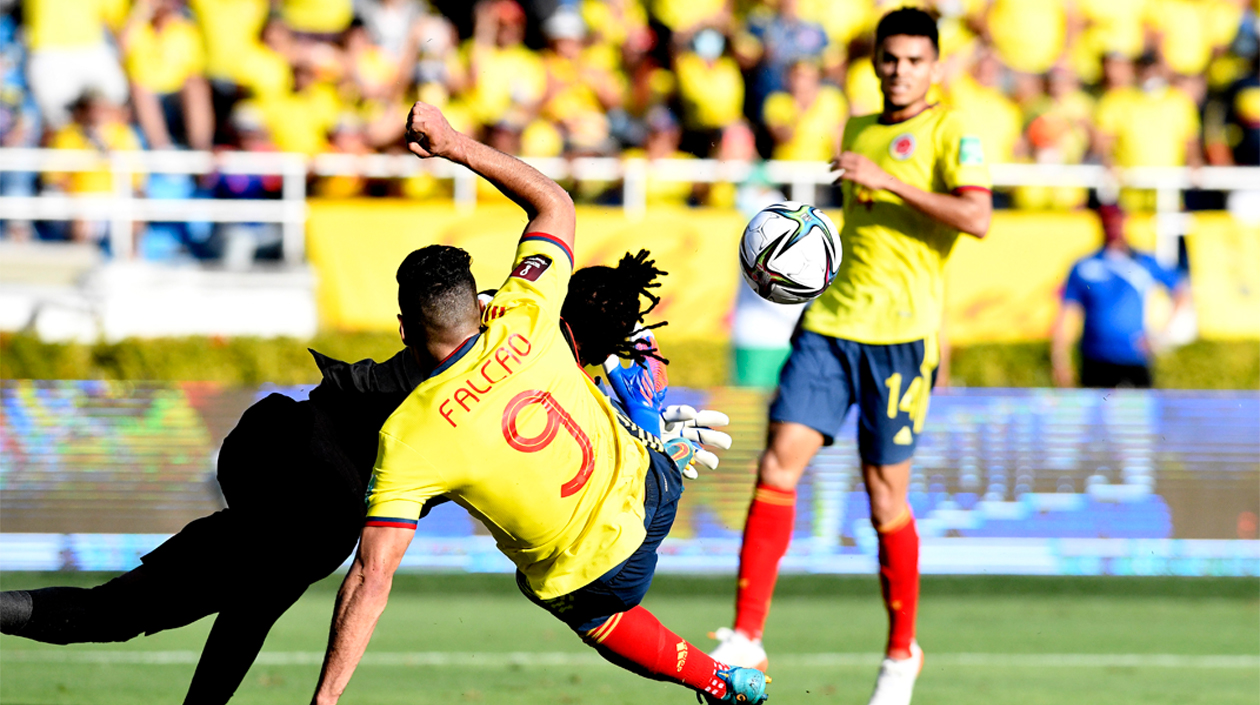 Luis Díaz observa la acción en la que participa Falcao ante Pedro Gallese.