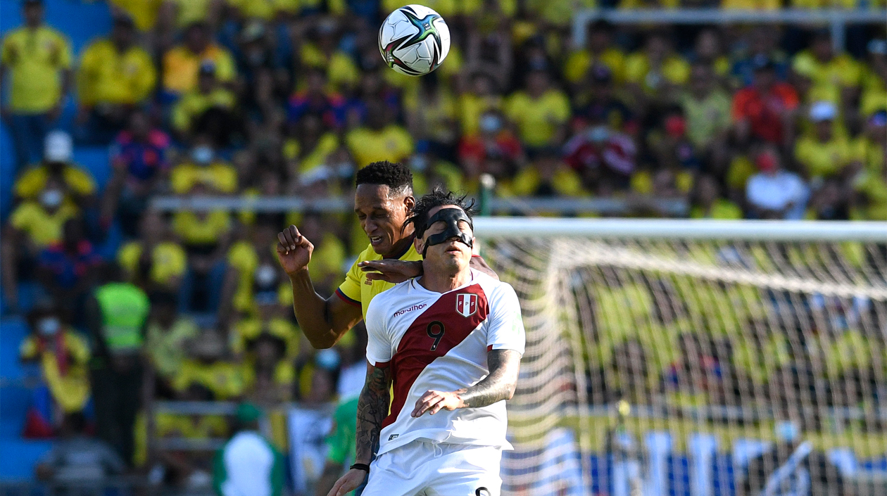 Yerry Mina, de Colombia, y Gianluca Lapadula, de Perú.