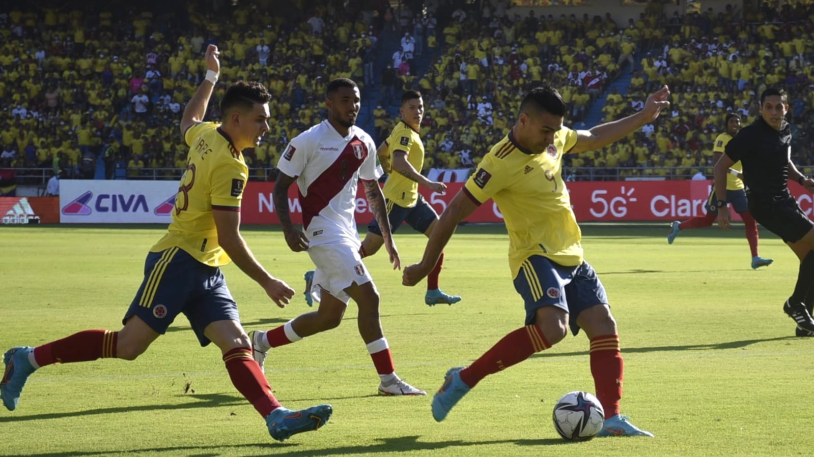 Radamel Falcao García de Colombia patea el balón