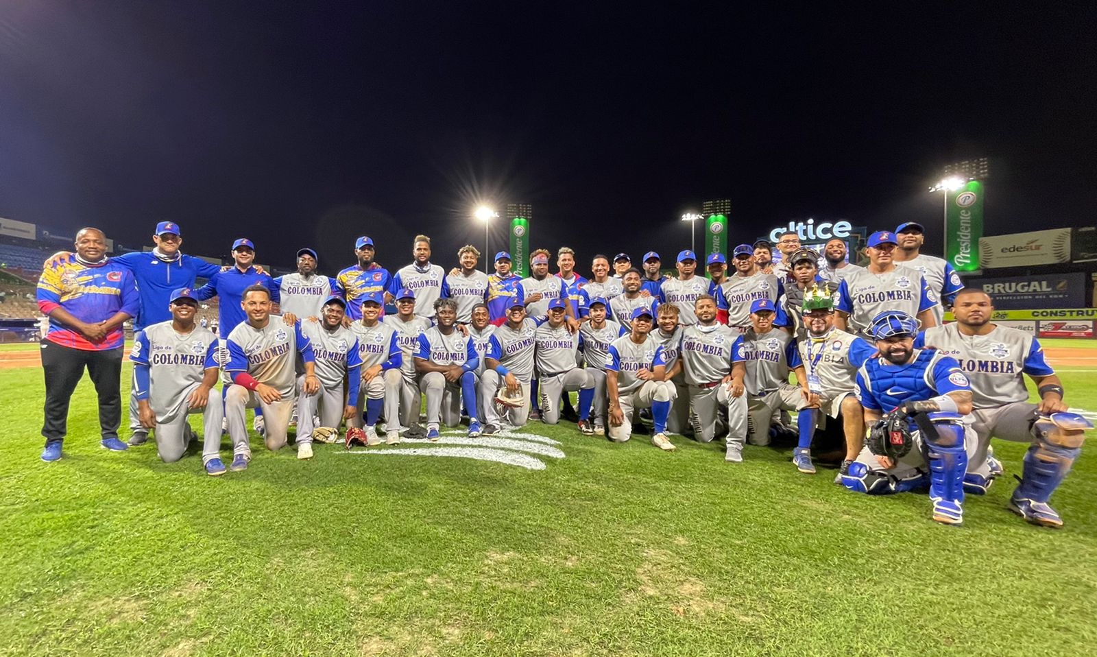 Equipo de Caimanes que ganó primer juego en la historia de Colombia.