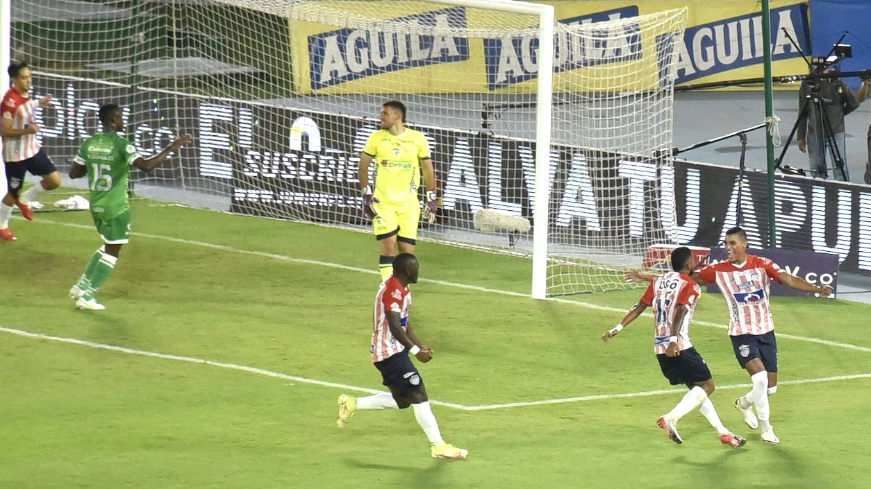Jugadores del Junior celebrando el gol del triunfo.