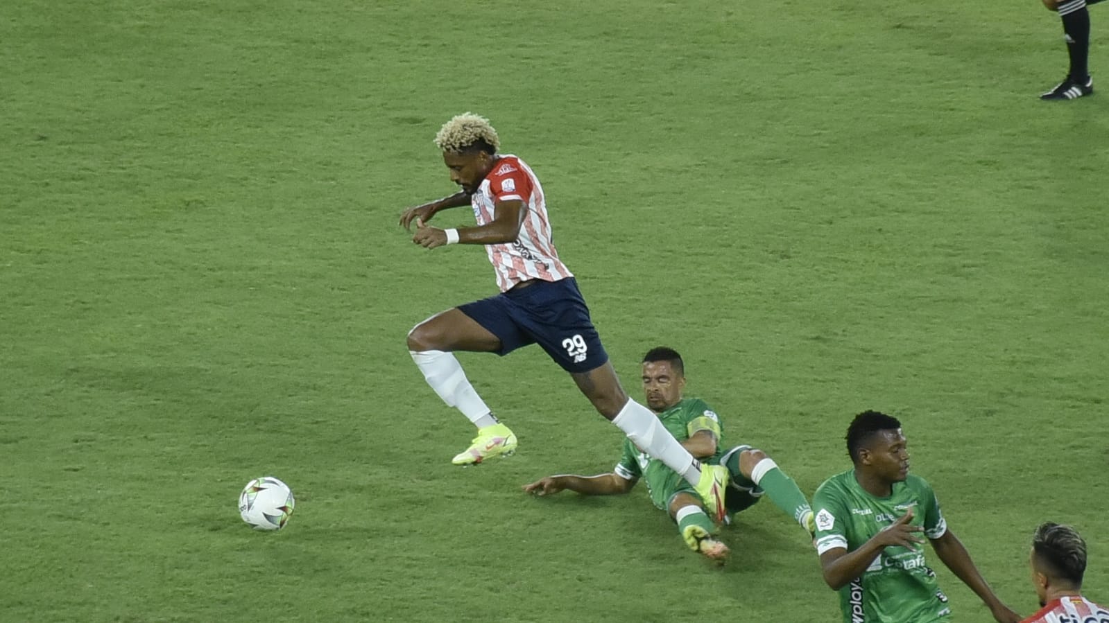 Omar Albornoz eludiendo rivales.