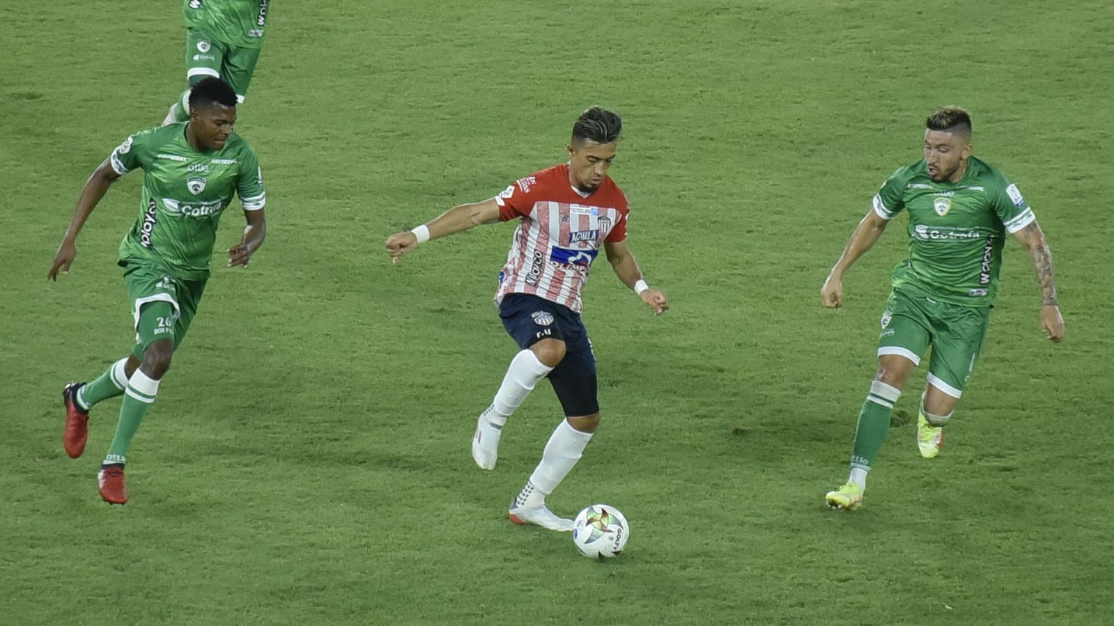 Fernando Uribe enfrentando la marca visitante.