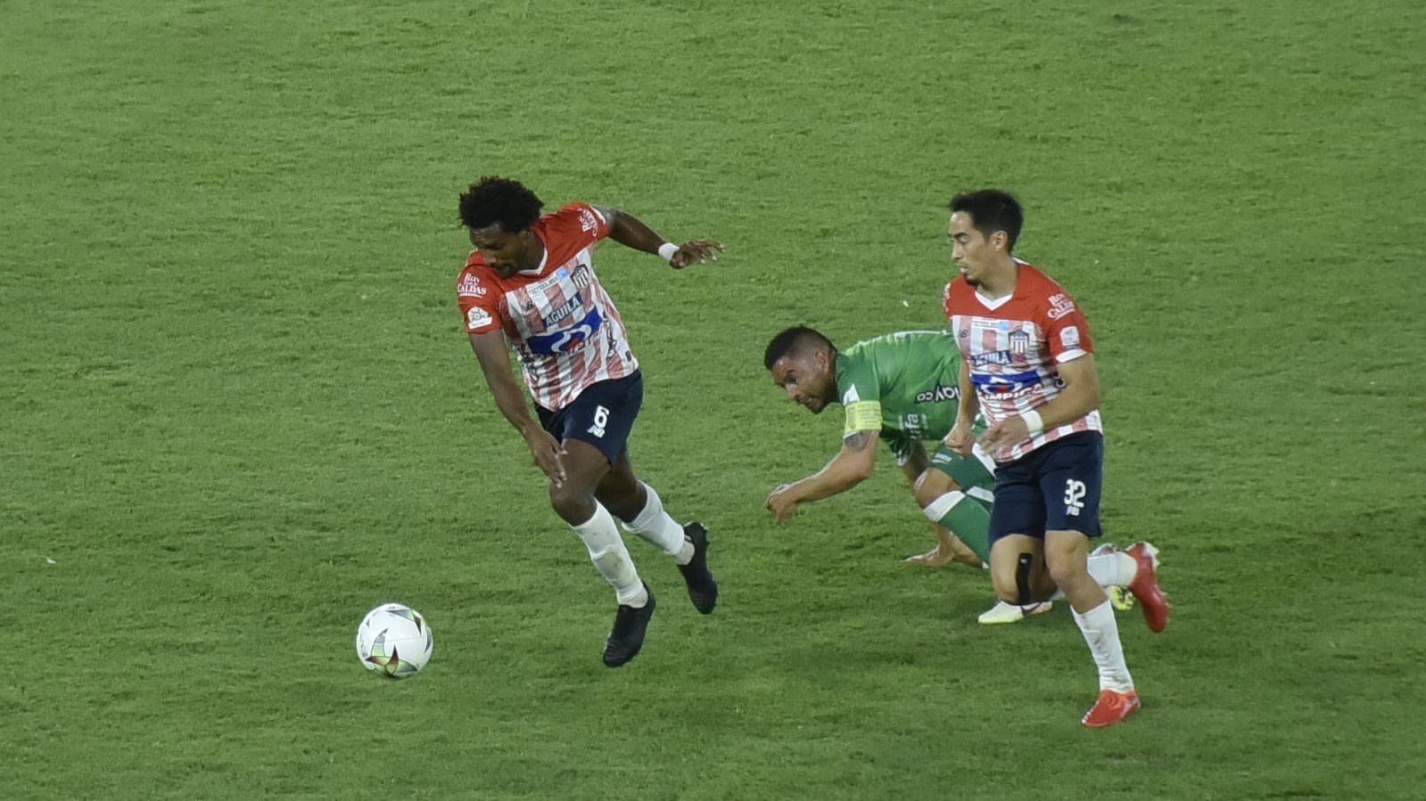 Fabián Sambueza y Didier Moreno controlando la llegada de La Equidad.