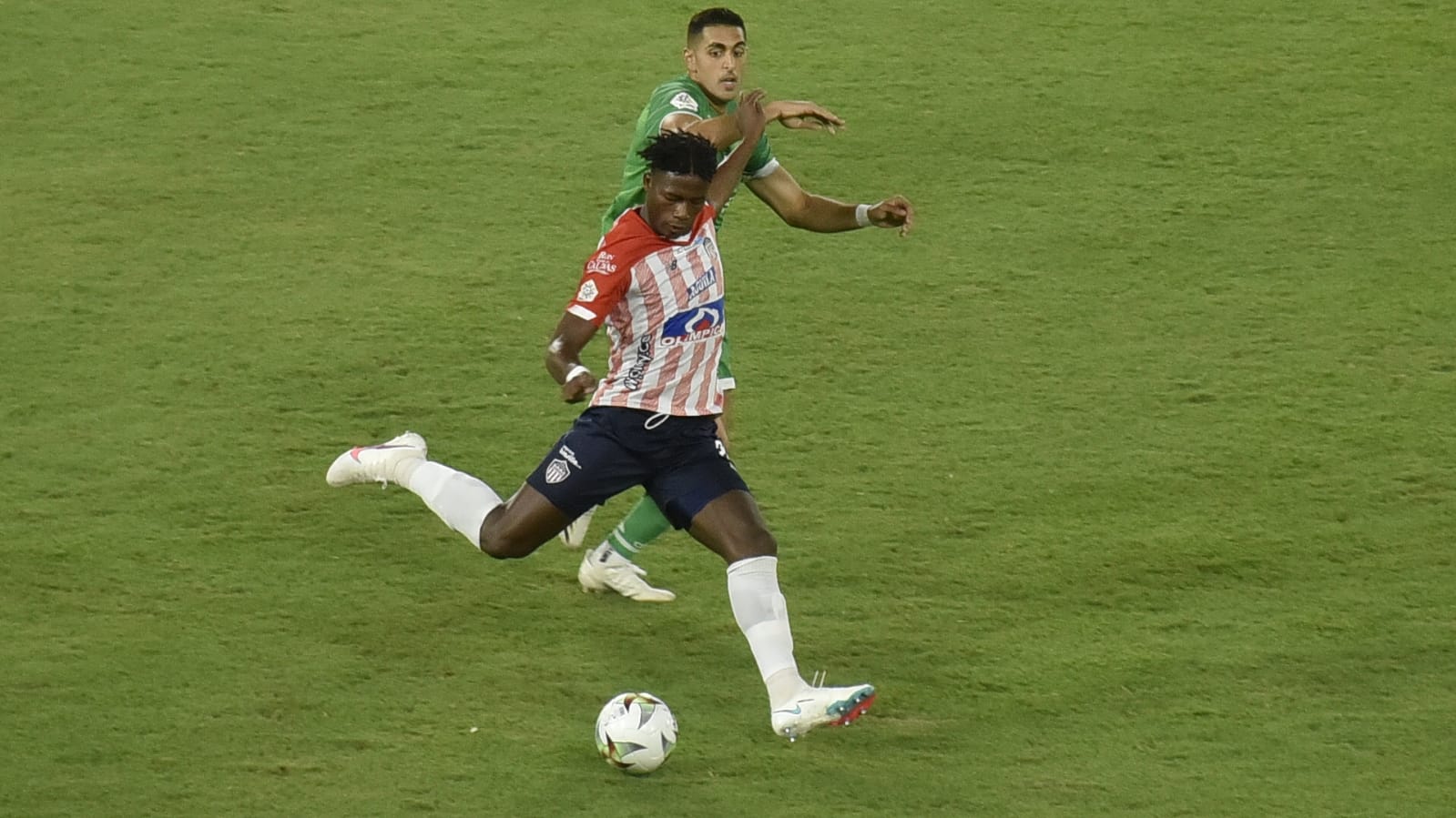 Dany Rosero iniciando jugado ofensiva.