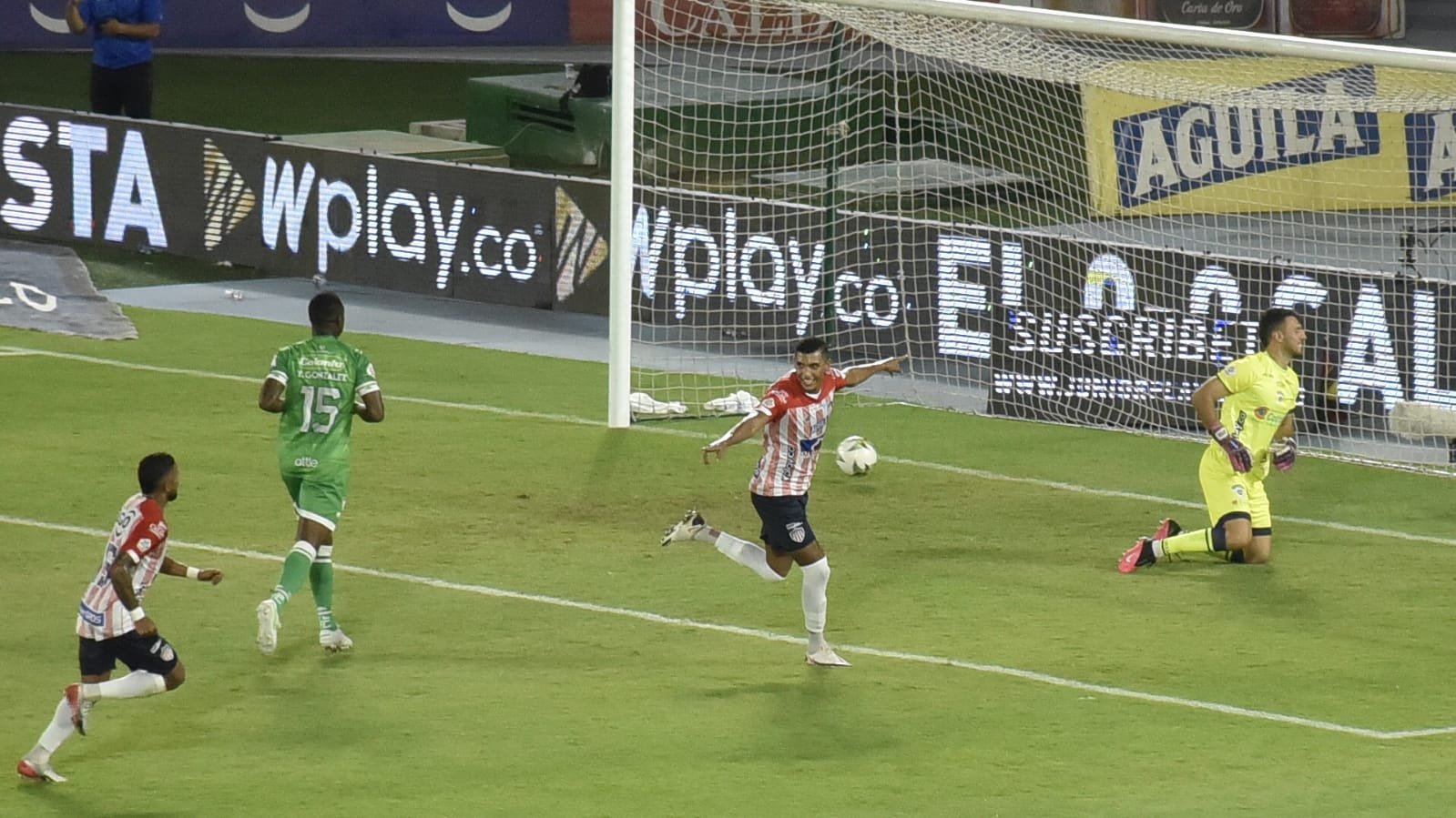 Gabriel Fuentes celebrando el gol de tiro penal.