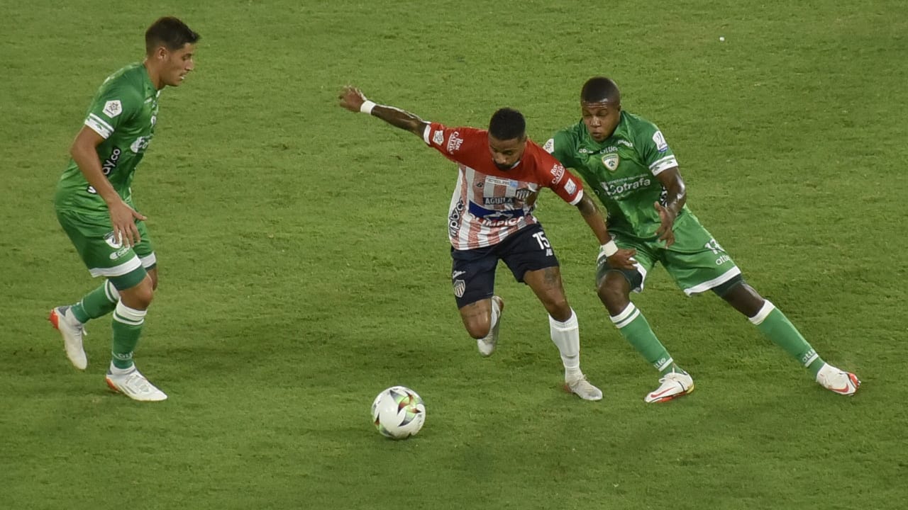 Yesus Cabrera entre dos rivales.
