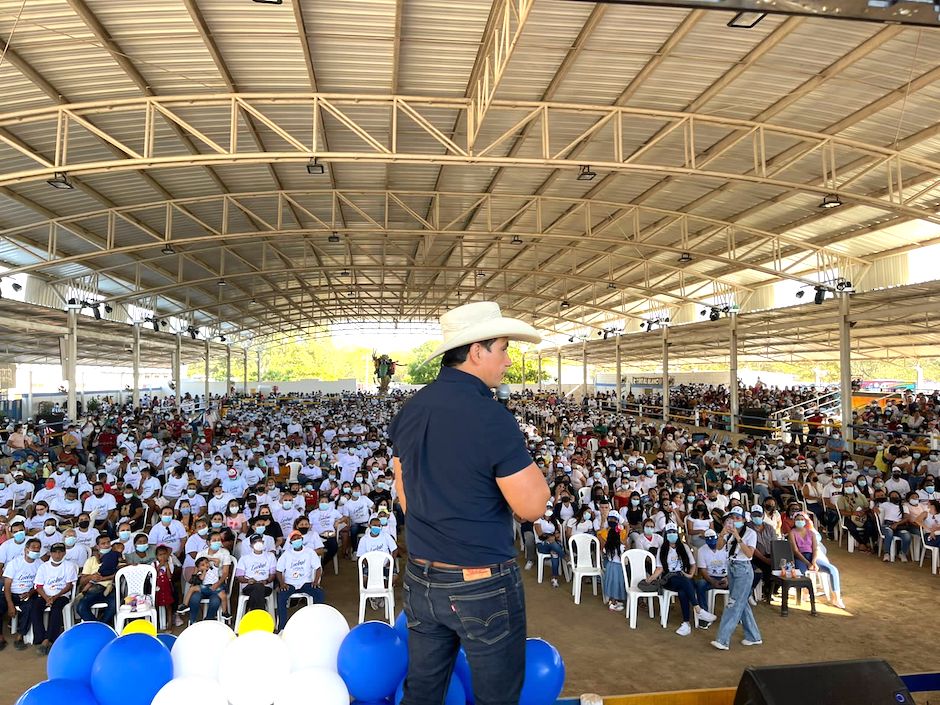 Alirio Barrera reunido con simpatizantes en el Atlántico.