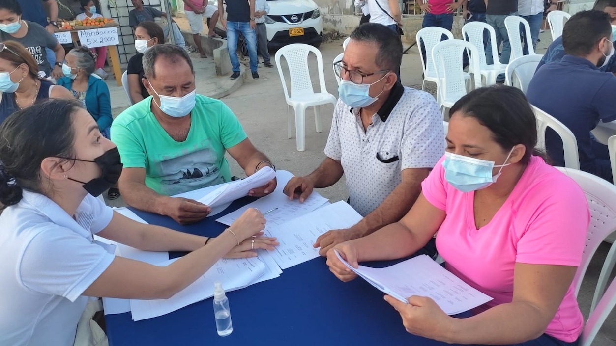 Habitantes de los sectores analizando las guías.